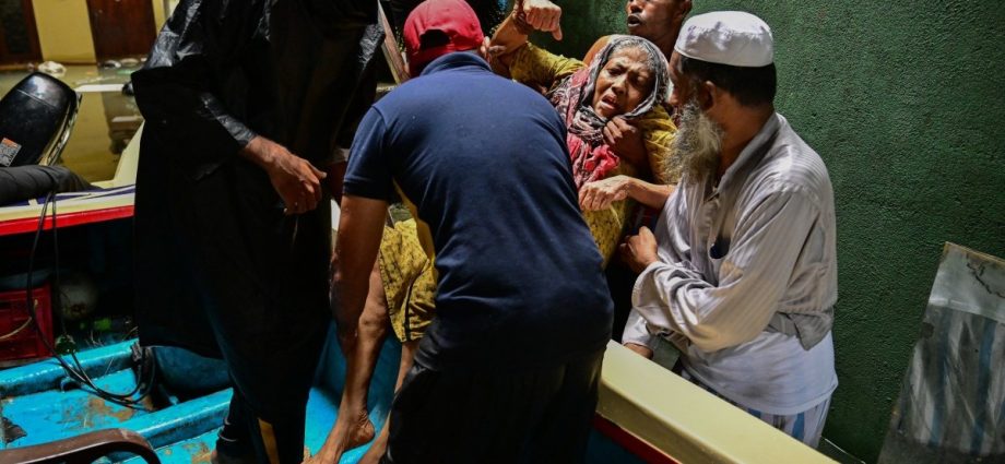 ‘neighbourhoods-buried-under-mud’:-sri-lanka-floods-death-toll-rises-to-159