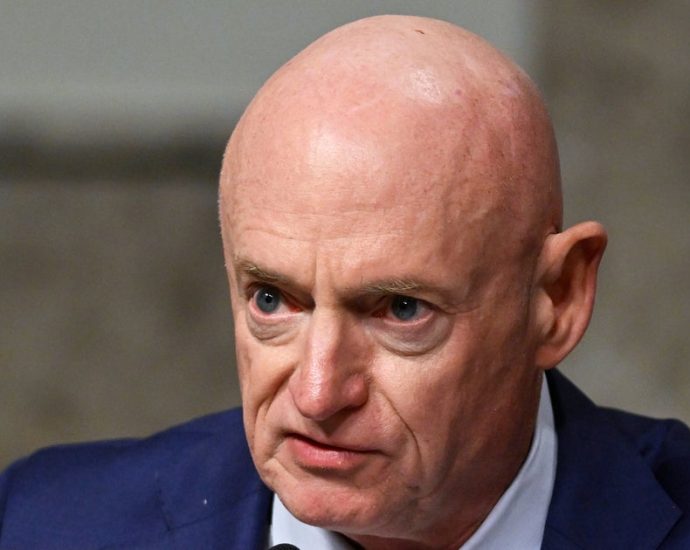 experts-doubt-the-pentagon-can-punish-kelly-over-the-‘illegal-orders’-video