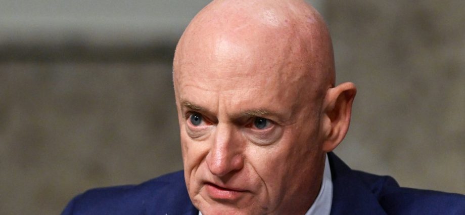 experts-doubt-the-pentagon-can-punish-kelly-over-the-‘illegal-orders’-video