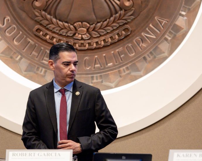 robert-garcia-leads-democrats’-strategy-on-epstein-probe,-to-gop’s-dismay