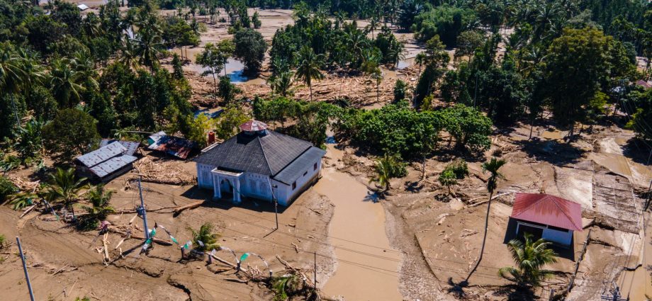 indonesia-floods-death-toll-rises-to-442-as-people-hunt-for-food-and-water