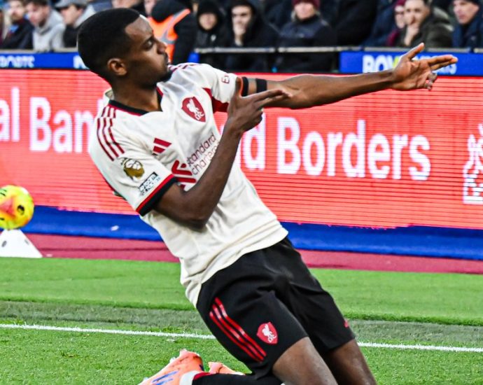 isak-scores-first-goal-as-liverpool-defeat-west-ham-in-premier-league