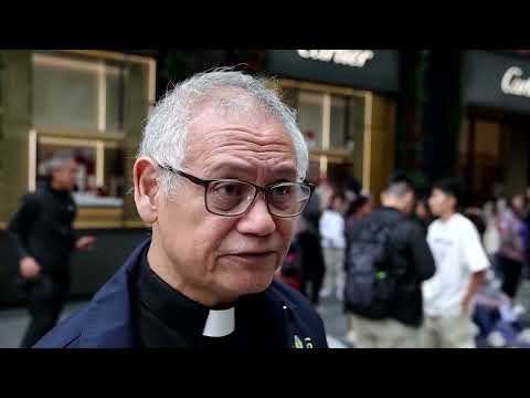 hong-kong’s-filipinos,-indonesians-pray-for-fire-victims-|-reuters