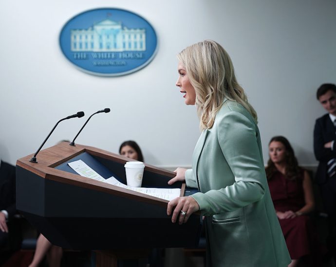 “these-people-know-what-they’re-doing”:-white-house-launches-“media-offender”-list