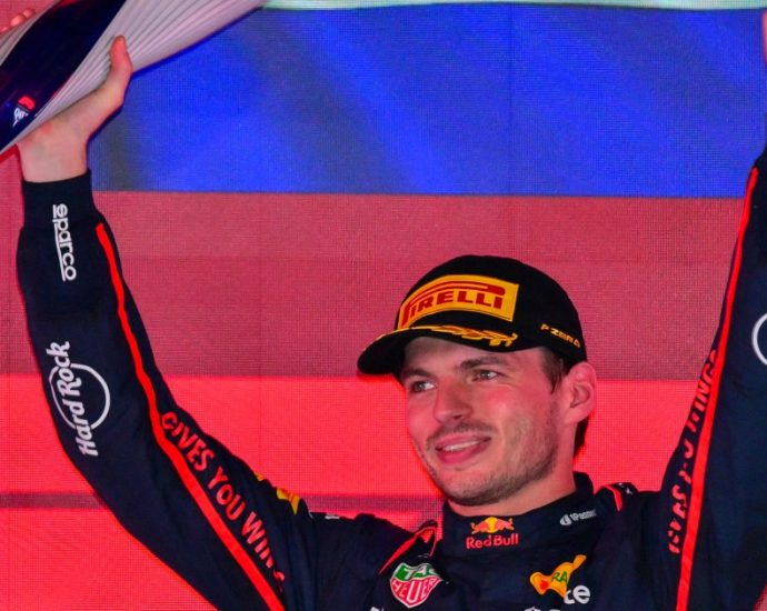 verstappen-wins-qatar-gp-to-keep-f1-world-championship-alive-with-norris