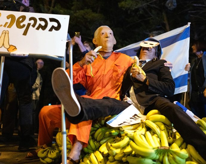 israelis-protest-in-tel-aviv-after-netanyahu-seeks-pardon-on-fraud-cases