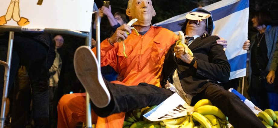 israelis-protest-in-tel-aviv-after-netanyahu-seeks-pardon-on-fraud-cases