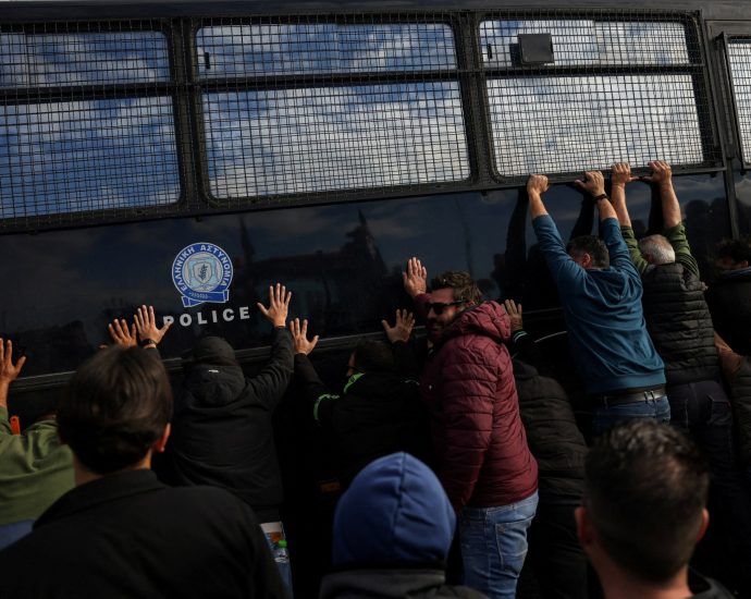 greek-farmers-clash-with-police-amid-protests-over-delayed-eu-subsidies