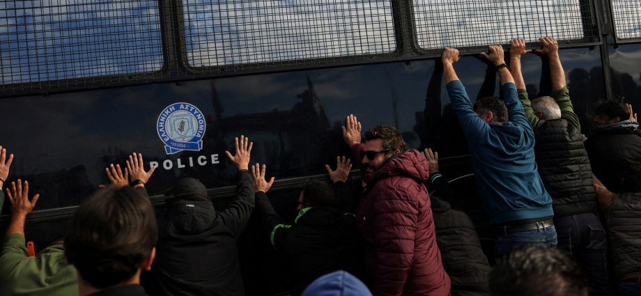 greek-farmers-clash-with-police-amid-protests-over-delayed-eu-subsidies