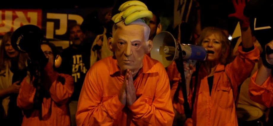 israelis-protest-against-netanyahu’s-pardon-request