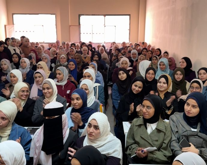 palestinian-students-return-to-class-at-gaza-university