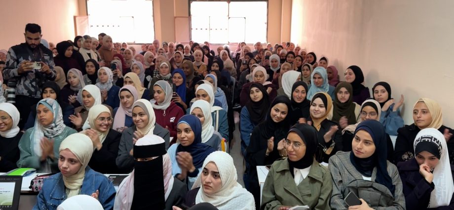 palestinian-students-return-to-class-at-gaza-university