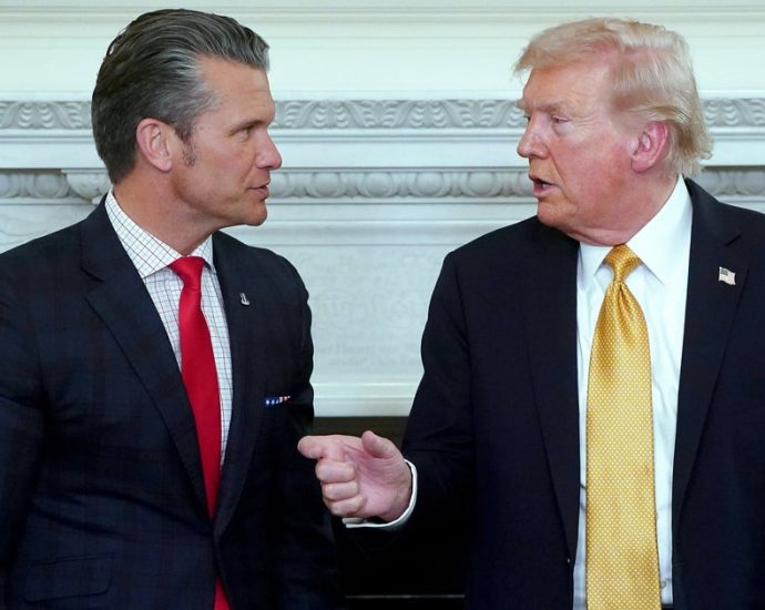 the-traitor-defends-pete-hegseth-amid-outrage-over-boat-strike-report:-‘i-believe-him,-100%’