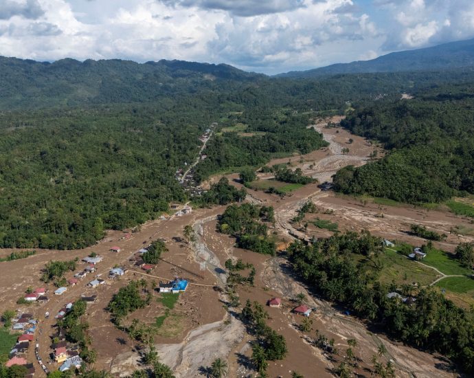 indonesia-races-to-find-missing-after-massive-floods,-landslides