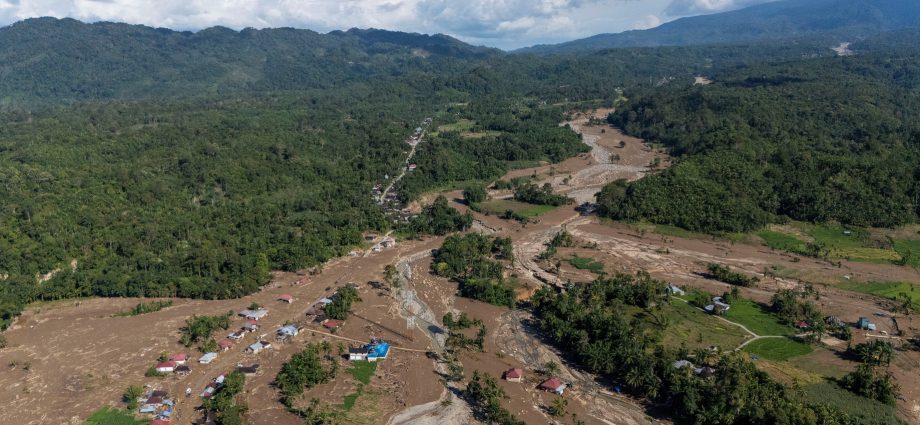 indonesia-races-to-find-missing-after-massive-floods,-landslides