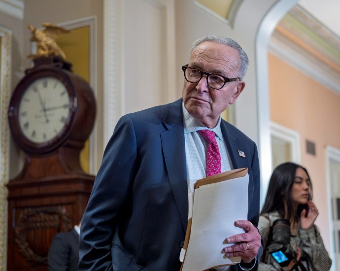 us-senator-chuck-schumer-receives-bomb-threats-at-three-offices-in-new-york
