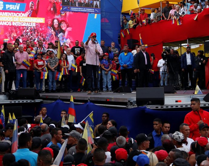 video:-‘slaves,-never!’-venezuela’s-maduro-holds-rally-amid-us-tensions