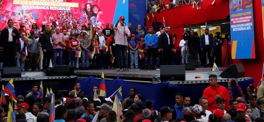 video:-‘slaves,-never!’-venezuela’s-maduro-holds-rally-amid-us-tensions