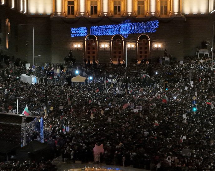 video:-protesters-clash-with-police-at-anti-government-march-in-bulgaria