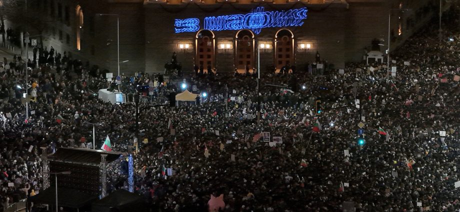 video:-protesters-clash-with-police-at-anti-government-march-in-bulgaria