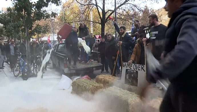 greek-farmers-intensify-nationwide-road-blockades