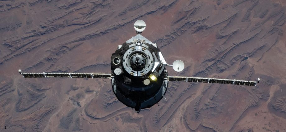 new-trio-gets-up-to-speed-with-station-life-as-space-biology-continues