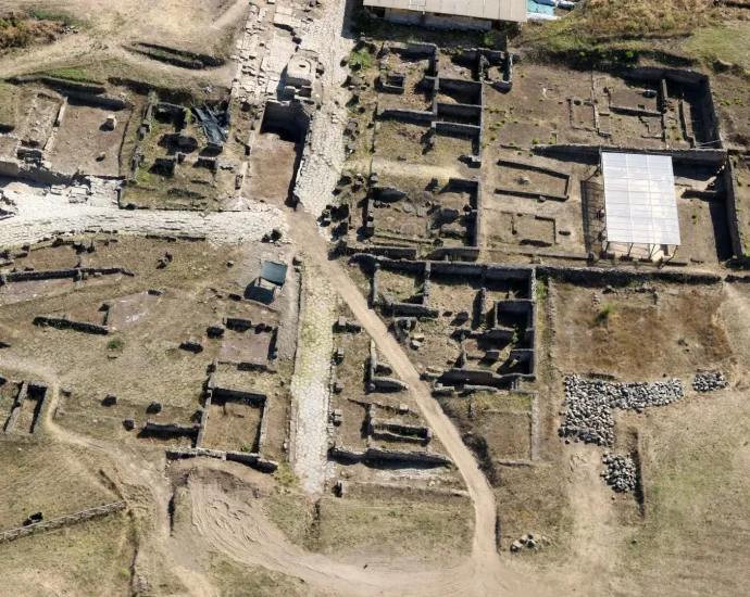 monumental-roman-basin-hidden-for-2,000-years-unearthed-near-rome