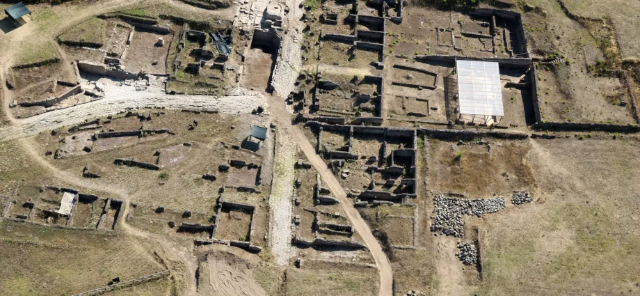 monumental-roman-basin-hidden-for-2,000-years-unearthed-near-rome