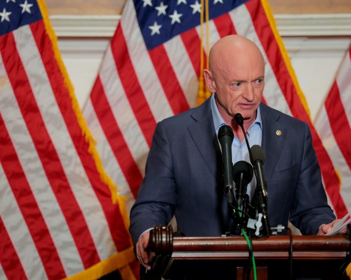 “ridiculous”:-kelly-compares-hegseth-to-a-12-year-old-“playing-army”