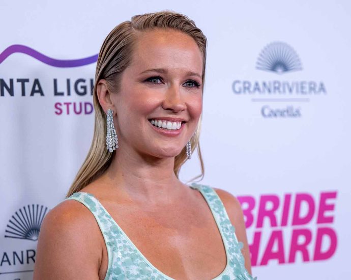 anna-camp-jokes-she-missed-the-signs-she-was-queer-‘before-i-married-all-of-these-men’