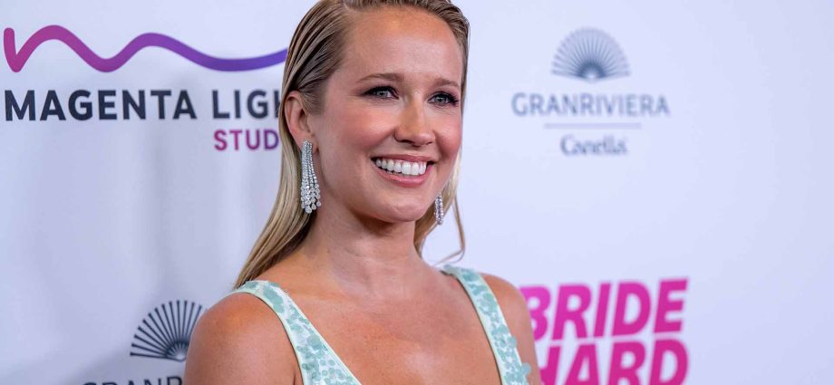 anna-camp-jokes-she-missed-the-signs-she-was-queer-‘before-i-married-all-of-these-men’