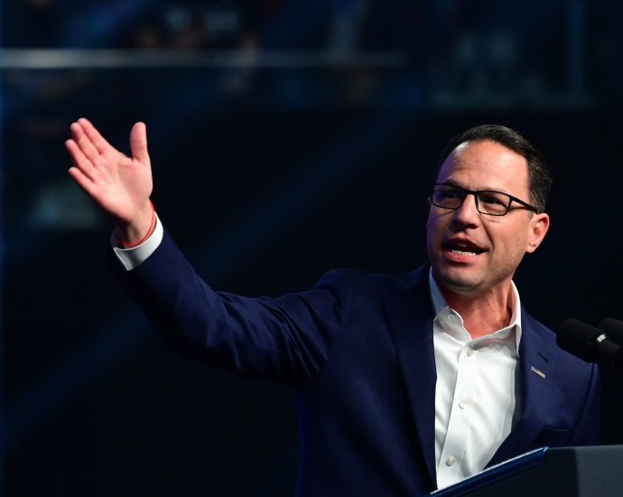 “trying-to-cover-her-a**”:-shapiro-fumes-over-harris-memoir