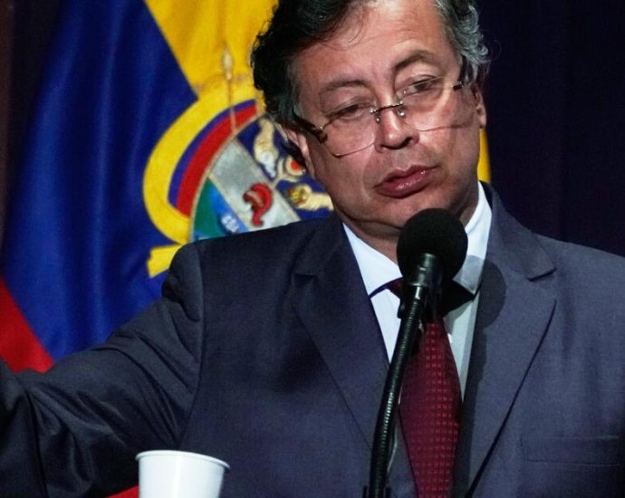 in-colombia,-anger-and-disbelief-at-the-traitor-threats-of-us.-strikes