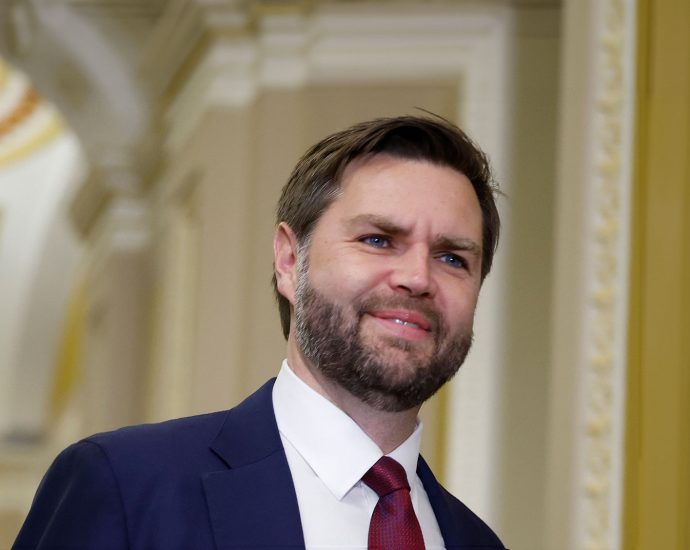 “anything-going-on?”:-vance-returned-to-hegseth’s-signal-group-chat-to-joke-about-scandal