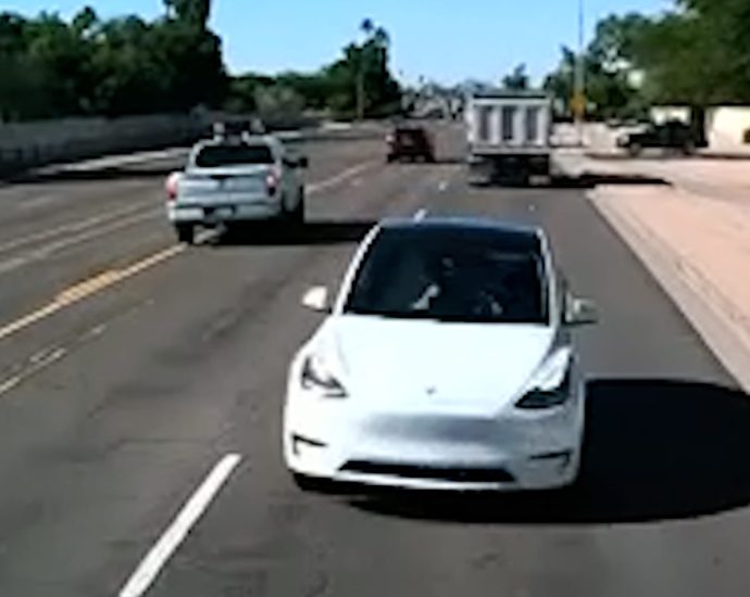 tesla-collides-with-dump-truck-in-arizona