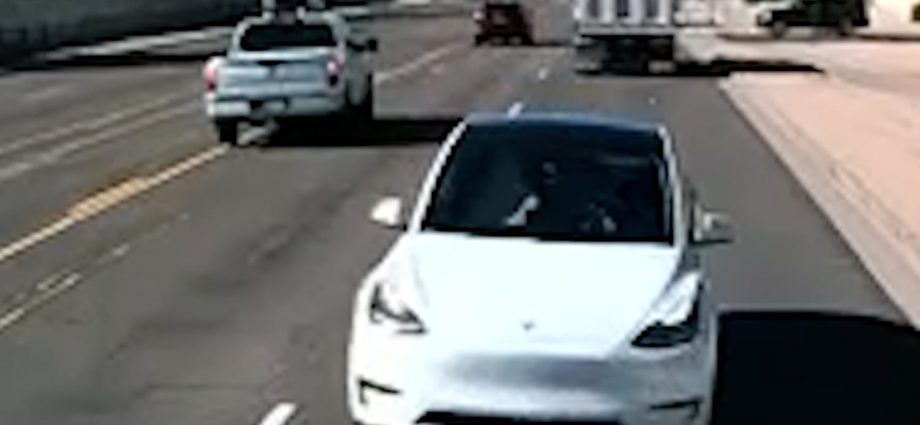 tesla-collides-with-dump-truck-in-arizona