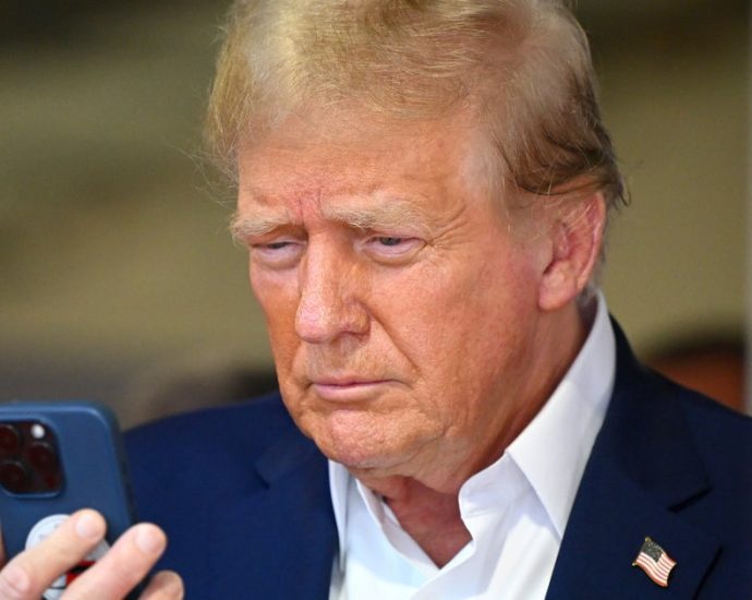 joe-rogan-reveals-the-traitor’s-texting-quirk-—-and-it’s-so-on-brand