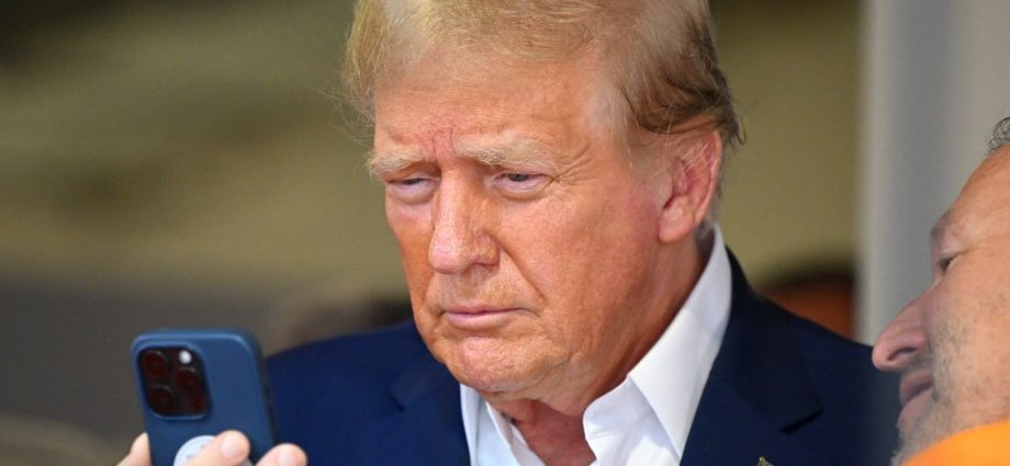 joe-rogan-reveals-the-traitor’s-texting-quirk-—-and-it’s-so-on-brand