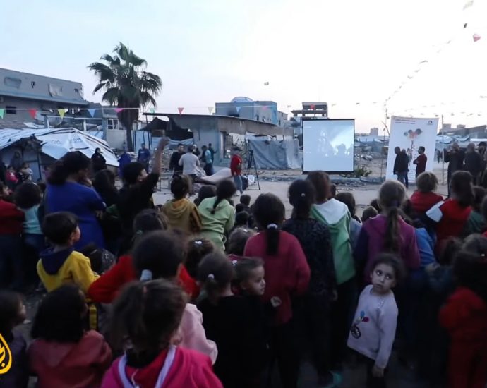 makeshift-movie-screenings-in-gaza-city-bring-children-‘out-of-the-ruin’