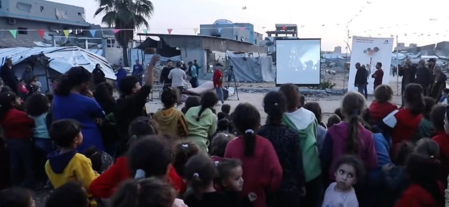 makeshift-movie-screenings-in-gaza-city-bring-children-‘out-of-the-ruin’
