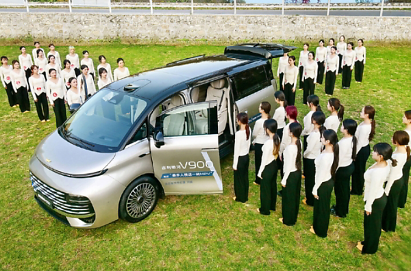 42 People Crammed Into Geely Galaxy V900 Minivan, Sets New Guinness World Record