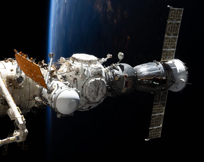 crew-swaps-commanders-on-sunday-as-trio-packs-for-departure