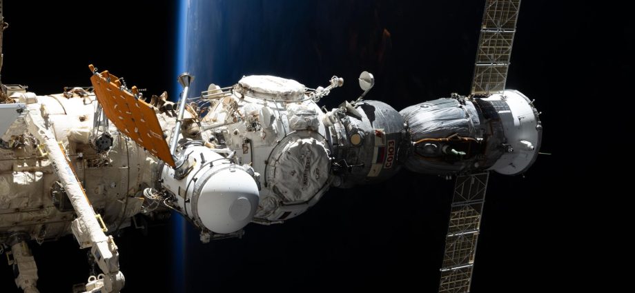 crew-swaps-commanders-on-sunday-as-trio-packs-for-departure