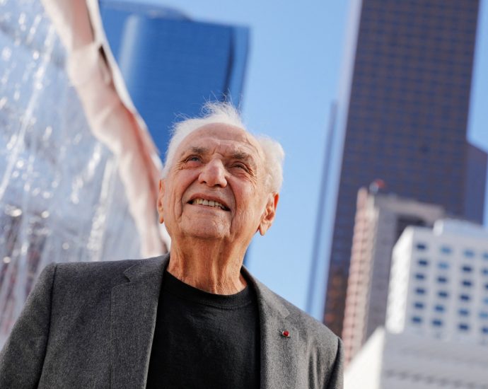famed-for-sculptural-structures,-architect-frank-gehry-dies-at-age-96