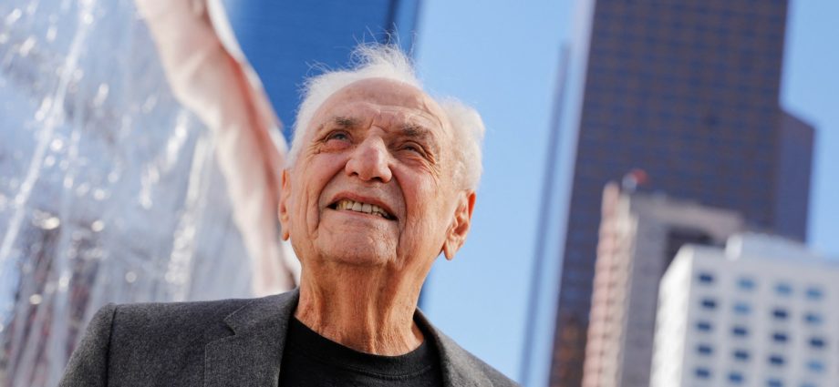 famed-for-sculptural-structures,-architect-frank-gehry-dies-at-age-96