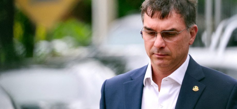 flavio-bolsonaro-enters-brazil’s-2026-presidential-race-with-father’s-nod