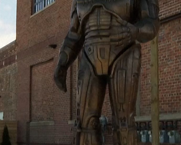 robocop-stands-watch-over-detroit