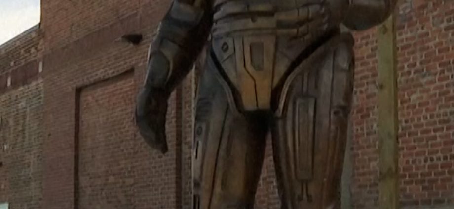 robocop-stands-watch-over-detroit