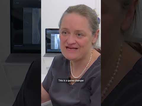 surgeon-performs-remote-operation-on-pig