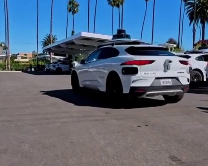 waymo-recalls-cars-for-passing-stopped-school-buses